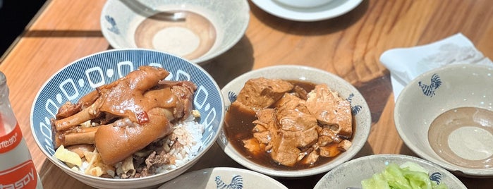 红猪卤肉饭 is one of สถานที่ที่บันทึกไว้ของ leon师傅.