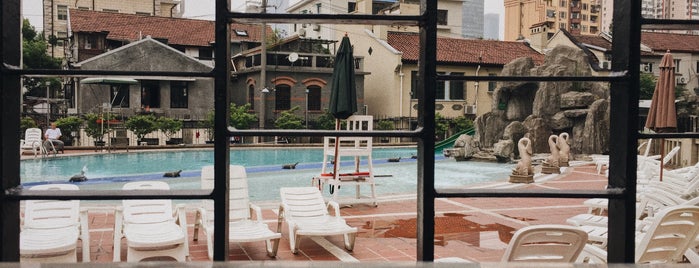 Ambassy Club Outdoor Pool is one of สถานที่ที่บันทึกไว้ของ Michael.