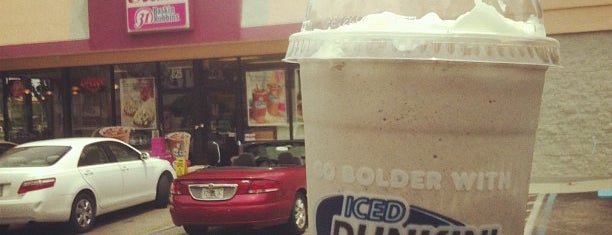 Dunkin' is one of Lugares favoritos de Angie.