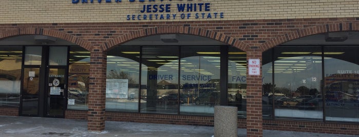 Illinois Secretary of State Driver & Vehicle Services Facility is one of Posti che sono piaciuti a Mike.