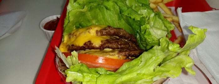 In-N-Out Burger is one of สถานที่ที่ JJ ถูกใจ.