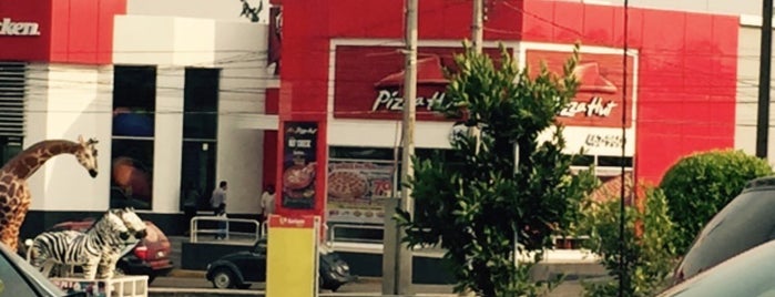 Pizza Hut is one of Tempat yang Disukai Selene.