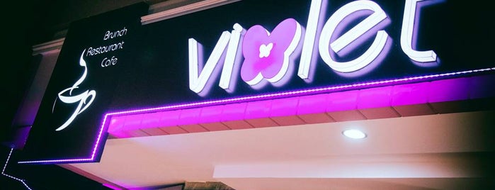 Violet Cafe is one of Lugares favoritos de Ibrahim.