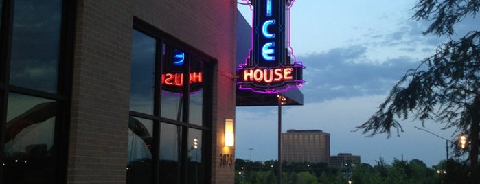 Addison Ice House is one of Locais curtidos por Paul.