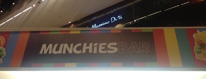 Munchies Bar is one of Talía'nın Kaydettiği Mekanlar.