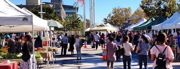 Jack London Square Farmers' Market is one of J : понравившиеся места.