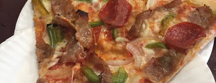 UC Pizza is one of Posti che sono piaciuti a UNOlker.