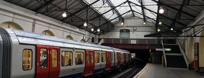 Fulham Broadway London Underground Station is one of 行ったことあるメモ.