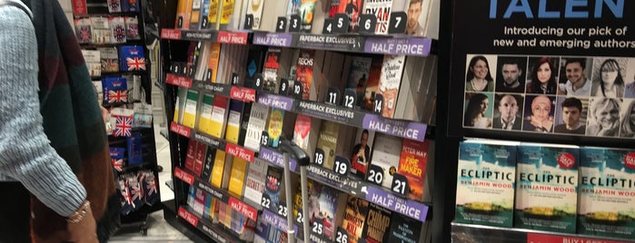 WHSmith is one of Kevinさんのお気に入りスポット.