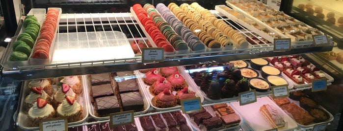 Amelie's French Bakery is one of Lugares favoritos de Holiday.