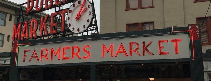 Pike Place Fish Market is one of Lieux qui ont plu à T.