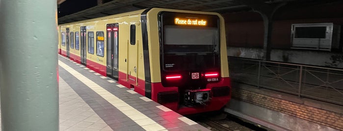 S Westend is one of Berliner Bahnhöfe.