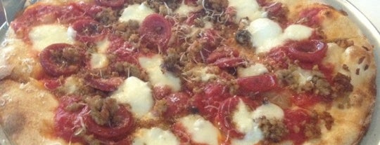 Farrelli's Wood Fire Pizza is one of Posti che sono piaciuti a Gayla.