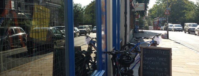Blue Door Bicycles is one of สถานที่ที่ Leisa ถูกใจ.