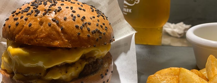 212 Burger Bar is one of Kindallさんのお気に入りスポット.