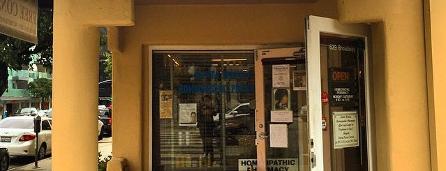 Santa Monica Homeopathic Pharmacy is one of Tempat yang Disukai Gianni.