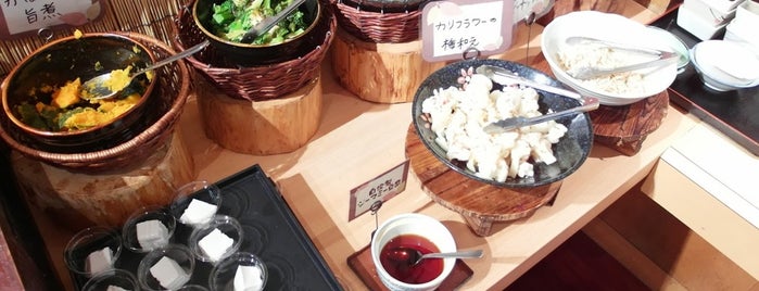 自然回帰 健康バイキング わだや 菜 is one of Okinawa ✿ 沖縄.