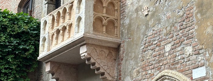 Balcony of Romeo and Juliet is one of verhona.