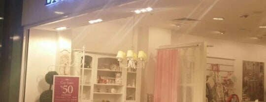 English Home Outlet is one of Özden 님이 좋아한 장소.
