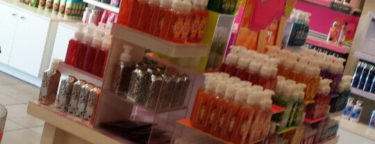 Bath & Body Works is one of Locais curtidos por Brianna.