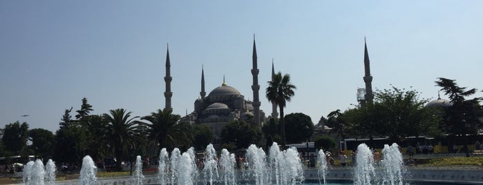 Sultanahmet Meydanı is one of Tempat yang Disukai Gezen.