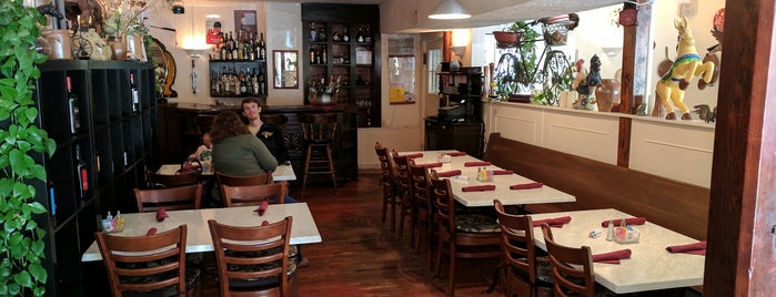 Julien's Café is one of Tempat yang Disukai Melina.