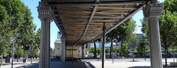 Métro Gare d'Austerlitz [5,10] is one of Kate'nin Beğendiği Mekanlar.