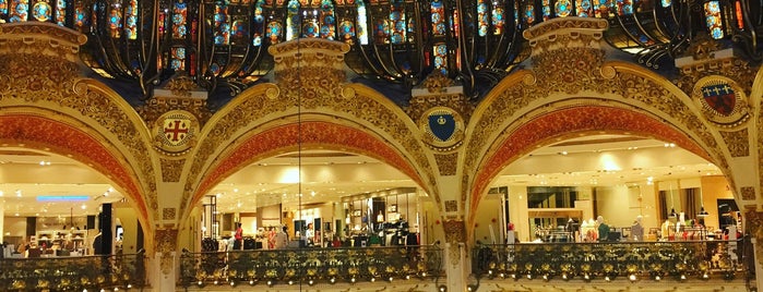 Galeries Lafayette Haussmann is one of Lugares favoritos de Oscar.