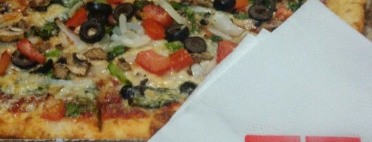 Domino's Pizza is one of Comida.