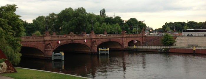 Gustav-Heinemann-Brücke is one of Locais curtidos por Christoph.