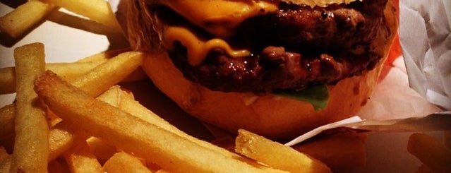 Madero Burger & Grill is one of Orte, die Lucas William gefallen.