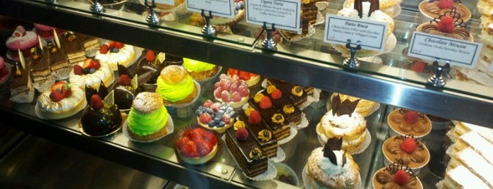 Le Reve Patisserie & Cafe is one of Andrew 님이 저장한 장소.