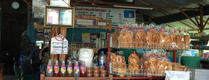 บ้านข้าวหมกไก่เทเวศน์ is one of All-time favorites in Thailand.