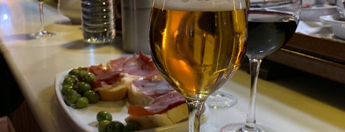 Tabernas Masquevinos is one of Tapas granada.