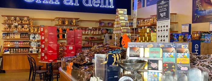 Ghirardelli Chocolate Outlet & Ice Cream Shop is one of Tempat yang Disukai Macy.