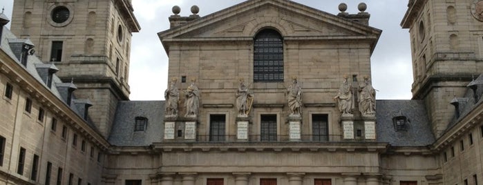 Real Basílica del Monasterio de San Lorenzo de El Escorial is one of Lieux qui ont plu à Paulo.