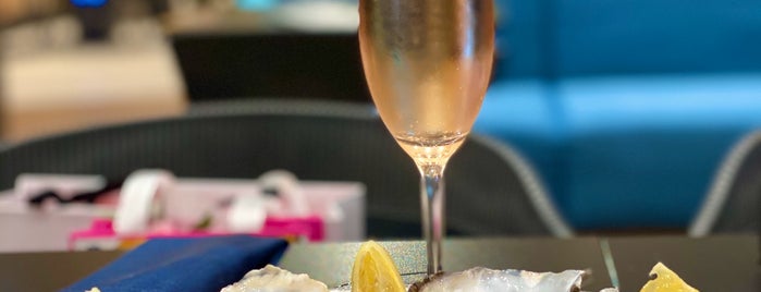 Oysters Cava Bar is one of V͜͡l͜͡a͜͡d͜͡y͜͡S͜͡l͜͡a͜͡v͜͡a͜͡ : понравившиеся места.