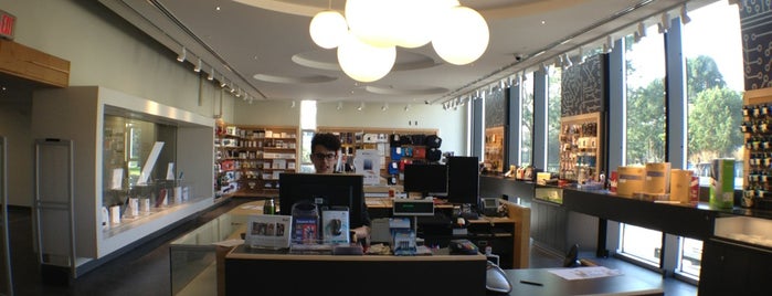 UVic Computer Store is one of Tempat yang Disukai Katharine.