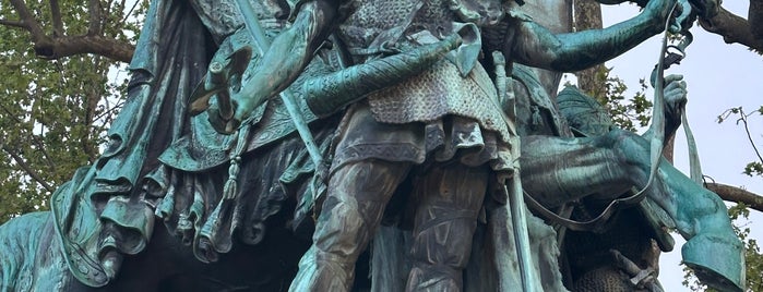 Statue de Charlemagne is one of Lua de Mel em Paris.