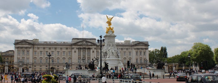 Buckingham Palace is one of Tempat yang Disimpan Carlos.