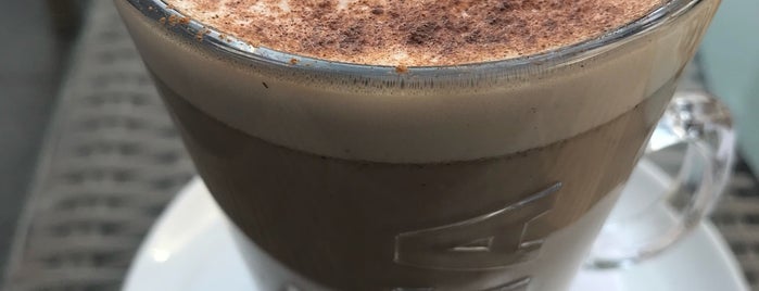 Costa Coffee is one of András : понравившиеся места.