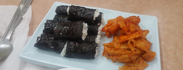 나누리 충무김밥 is one of Locais curtidos por Stacy.