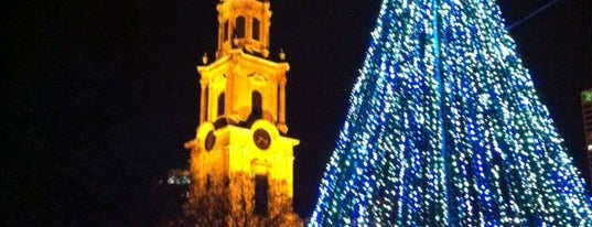 Cathedral Square Park is one of Lugares favoritos de Ferdinand.