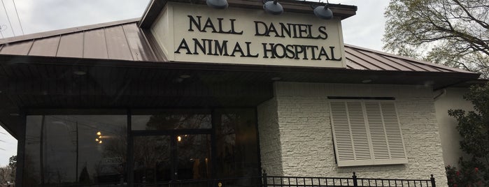 Nall Daniels Animal Hospital is one of Tempat yang Disukai Jackie.