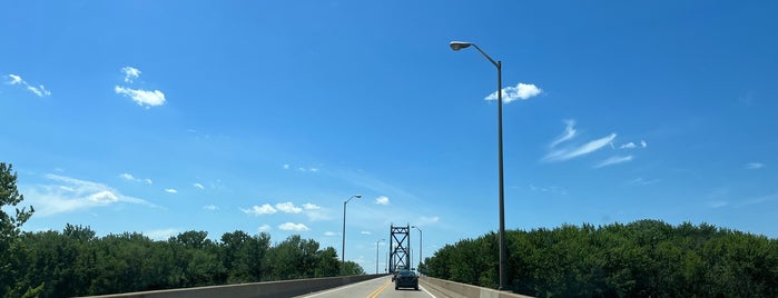 Gateway Bridge is one of Bridges.