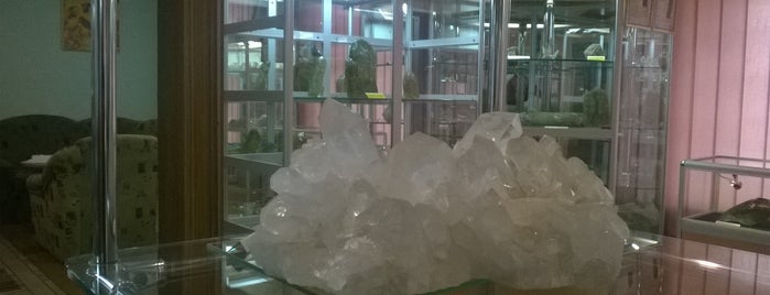 Музей коштовного та дорогоцінного каміння is one of Lieux qui ont plu à Андрей.