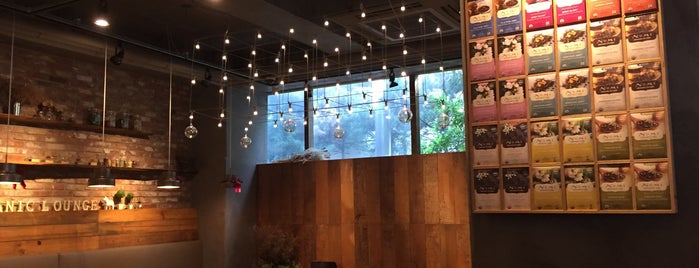 Organic Lounge is one of 유명인들의 아지트.