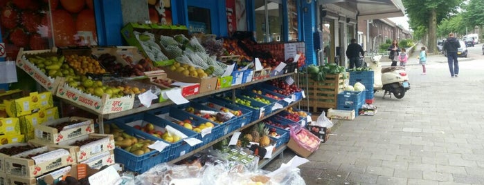 Izmir Market is one of Orte, die Alper gefallen.