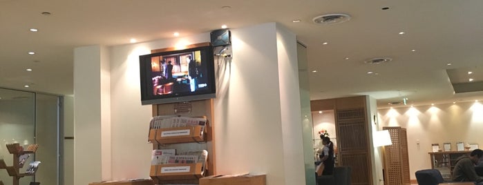 Malaysian Golden Lounge is one of Oneworld Lounges.
