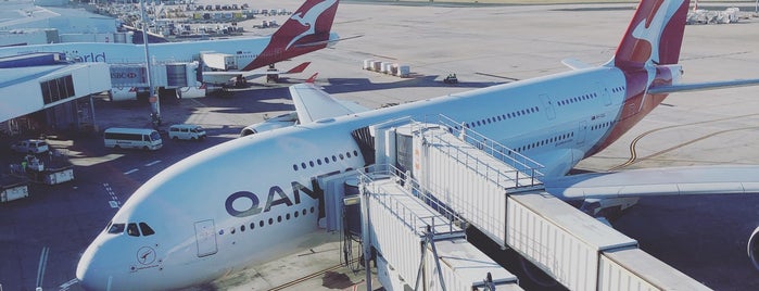 Qantas International First Lounge is one of Tempat yang Disukai James.